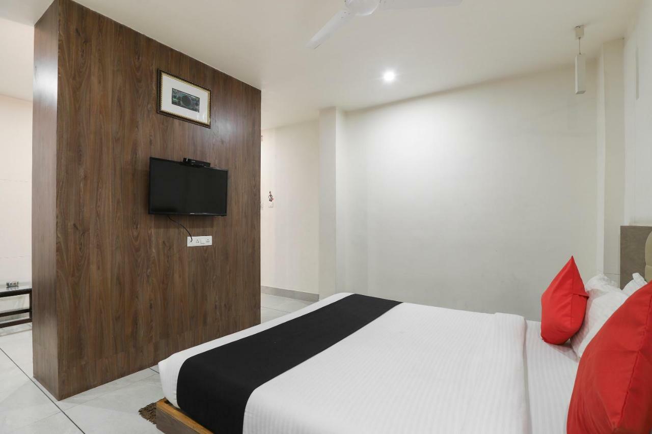 Отель Apple Residency Patan  Экстерьер фото